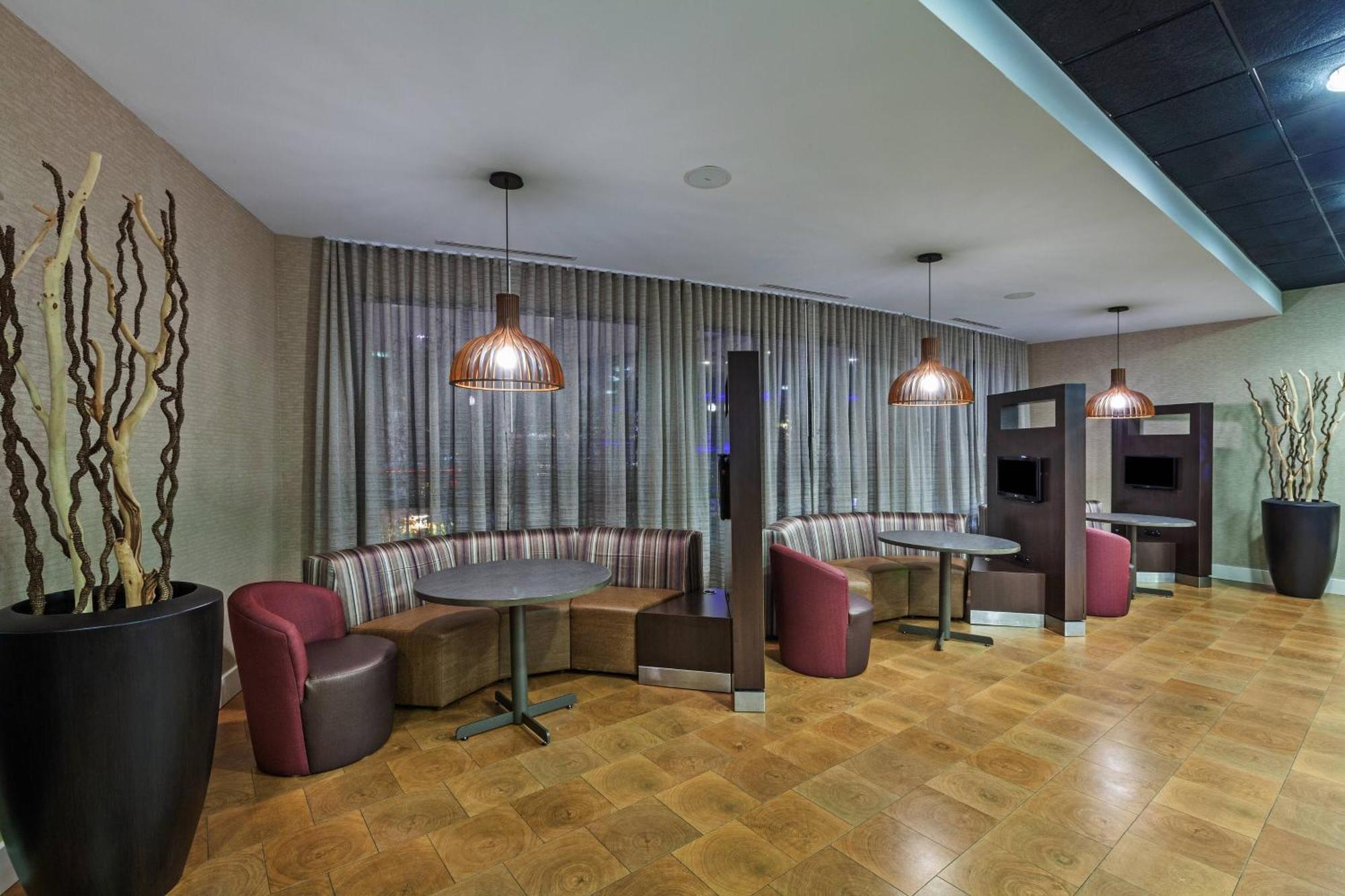מלון Courtyard By Marriott Tulsa Woodland Hills מראה חיצוני תמונה
