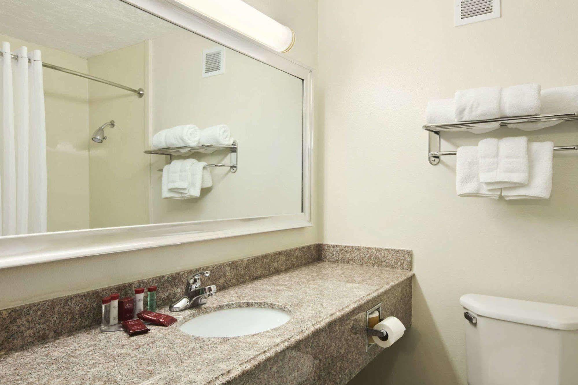 מלון Courtyard By Marriott Tulsa Woodland Hills מראה חיצוני תמונה